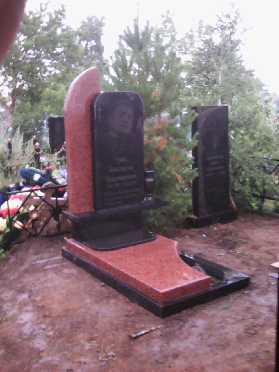 Памятник 52
